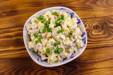 Geleneksel Rus şenlik salatası Olivier tahta masada. Üst görünüm