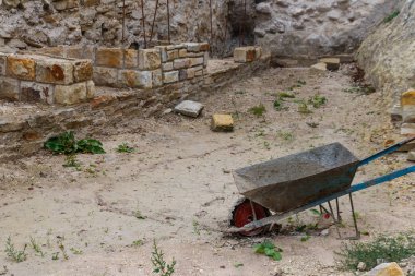 İnşaat alanında el arabası veya tramvay. İnşaat sektörü konsepti
