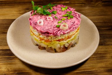 Geleneksel Rus salatası 