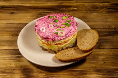 Geleneksel Rus salatası 