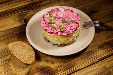 Geleneksel Rus salatası 