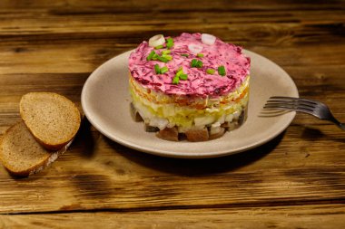 Geleneksel Rus salatası 