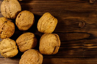 Tahta masanın üzerine ceviz. Üst görünüm, kopyalama alanı