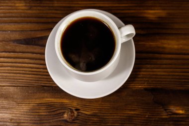 Tahta masada bir fincan kahve. Üst görünüm