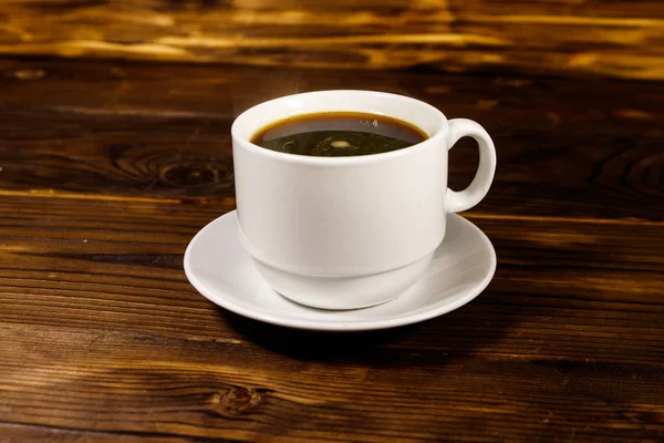 Xícara de café na mesa de madeira — Fotografia de Stock