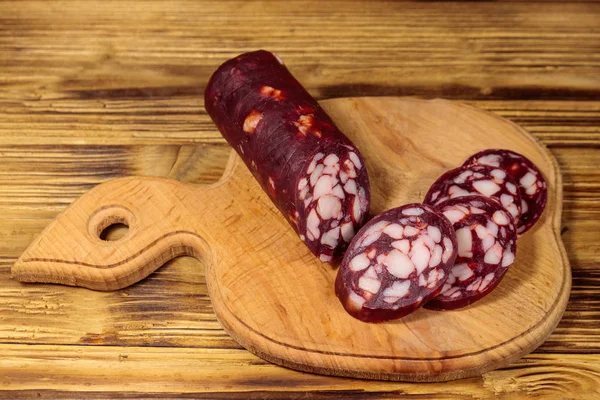 Salsiccia affettata sul tagliere sul tavolo di legno — Foto Stock