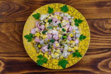 Lezzetli salata sosis, yeşil bezelye, konserve mısır, dolmalık biber, salatalık ve mayonez.