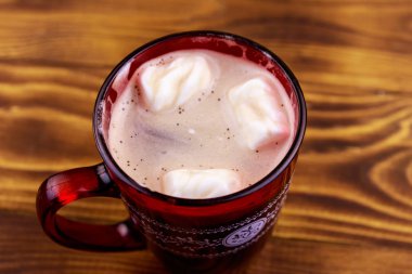 Ahşap masada eritilmiş marshmallow ile sıcak çikolata Fincan