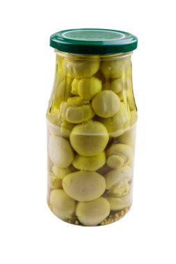 Cam kavanozdaki leziz marine edilmiş mantarlar beyaz arka planda izole edilmiş.