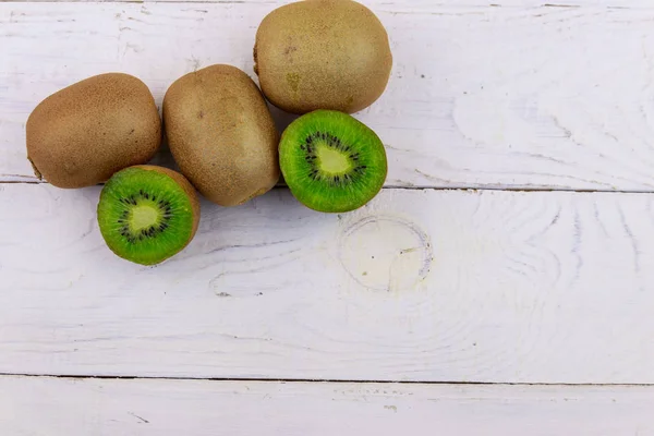 Kiwi fruits sur table en bois blanc. Vue du dessus, espace de copie — Photo