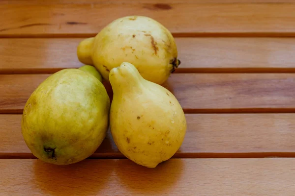 Ahşap masada bütün guava meyveleri — Stok fotoğraf