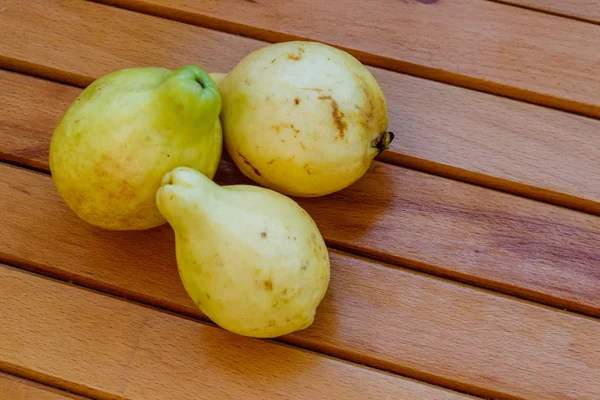 Frutti interi di guava sul tavolo di legno — Foto Stock