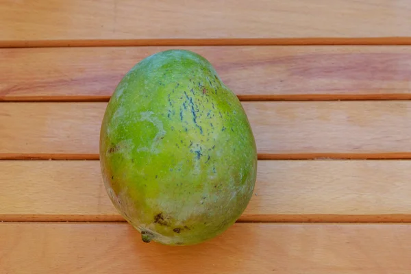 Frutta fresca di mango sul tavolo di legno — Foto Stock