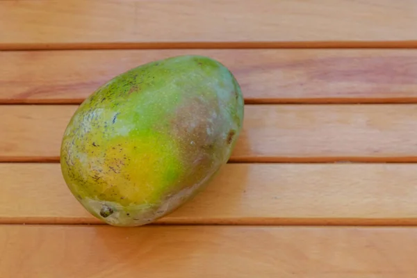 Mangue fraîche sur table en bois — Photo