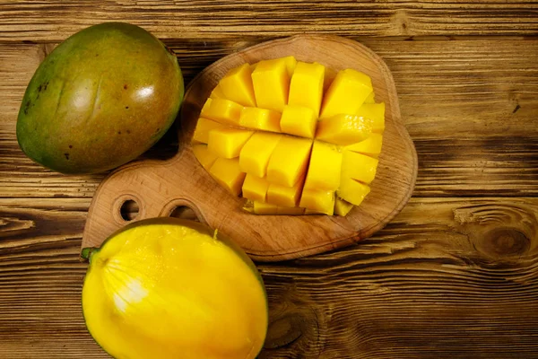 Owoce świeże mango na drewnianym stole — Zdjęcie stockowe