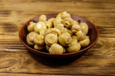 Cam kase salamura petrol ile. Ahşap masa üzerinde Marine mantar