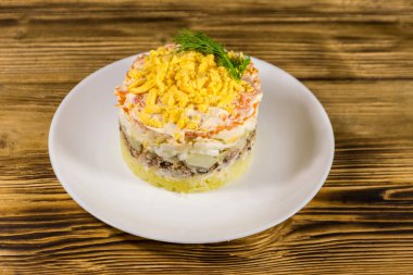 Ahşap masada geleneksel Rus salatası Mimoza