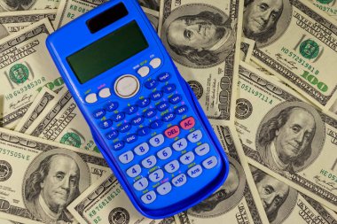 Amerikan 100 dolar banknotlar arka planda hesap makinesi