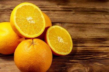 Tahta masada taze portakallar.