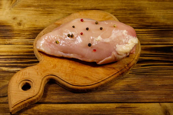 Сырая куриная грудка на деревянном столе — стоковое фото