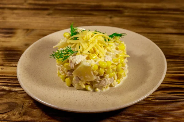 Festlig salat med kyllingbryst, sukkermais, ananas på boks, ost og majones på trebord – stockfoto