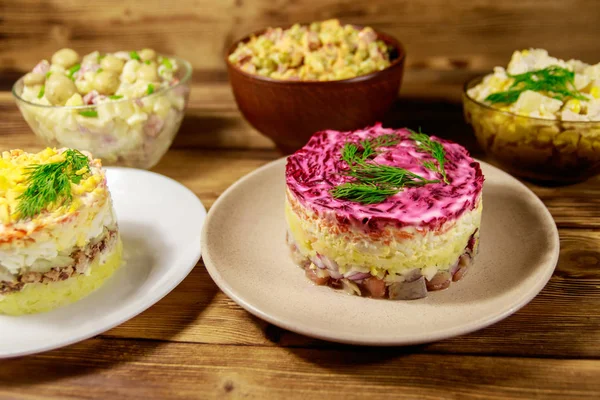 Ahşap masada Festival mayonez salata seti