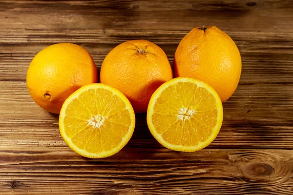 나무 식탁에 놓인 신선 한 오렌지 — 스톡 사진