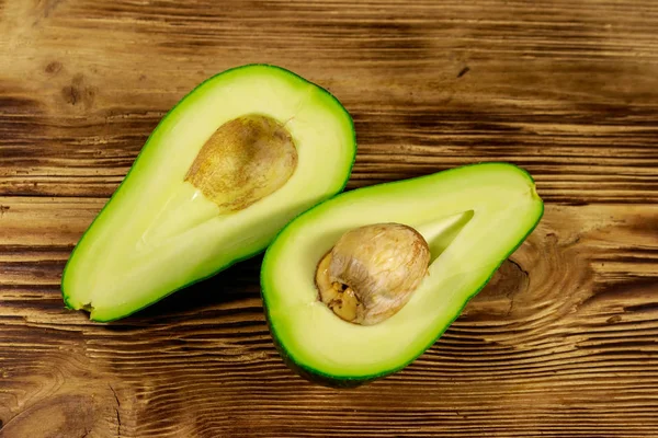 Aguacate fresco sobre mesa de madera — Foto de Stock