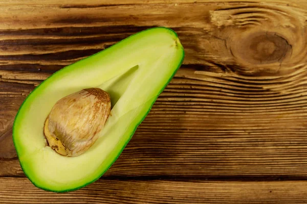 Aguacate fresco sobre mesa de madera — Foto de Stock