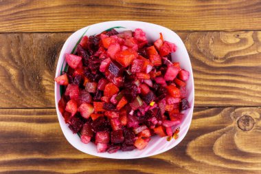 Pancar, havuç, patates, soğan ve ahşap masada salatalık turşusu ile geleneksel Rus salatası vinaigrette. Üstte görüntü