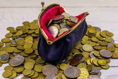 Beyaz ahşap arka planda sikke ile deri değişim çantası