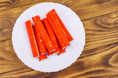 Ahşap masaüzerinde yengeç sopaları