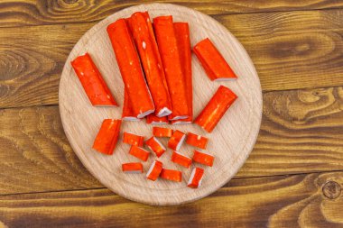 Tahtadaki tahta kesme tahtasındaki yengeç çubukları