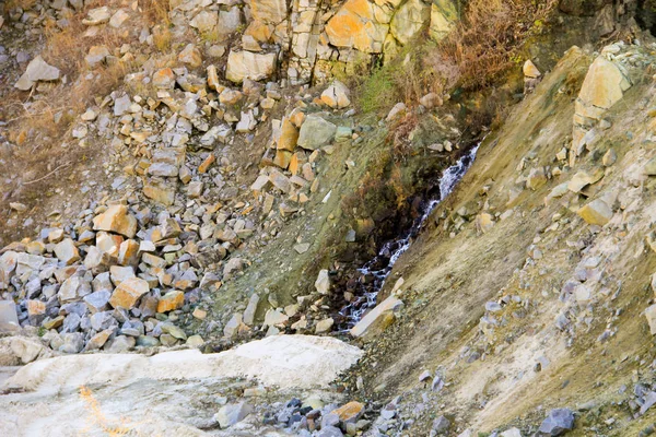 Pequena cachoeira na pedreira de pedra no outono — Fotografia de Stock