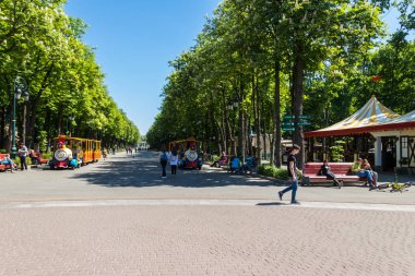 Bilinmeyen insanlar Kharkov Gorky parkta dinlenme, Ukrayna