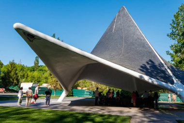 Bilinmeyen insanlar Sarzhin Yar, Kharkov kaynaktan bir şişe içine maden suyu döker