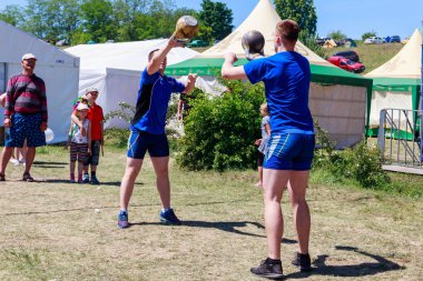 Genç sporcular etno-rock festivali Kozak Fest'te halterli egzersizler yaptı
