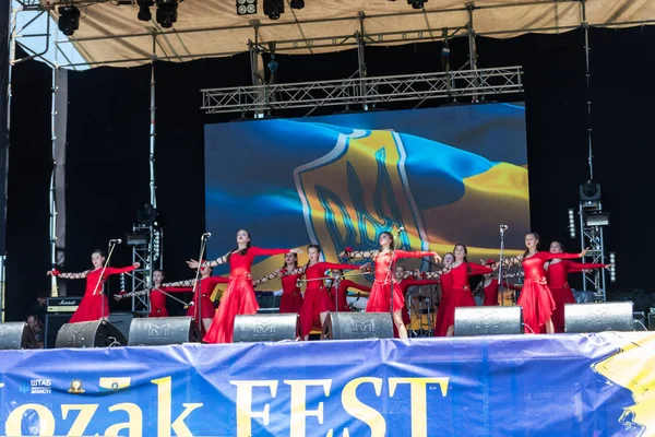 La gente con ropa tradicional ucraniana actúa en un escenario durante el festival de etno-rock gratuito al aire libre Kozak Fest — Foto de Stock