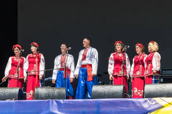 La gente con ropa tradicional ucraniana actúa en un escenario durante el festival de etno-rock gratuito al aire libre Kozak Fest — Foto de Stock