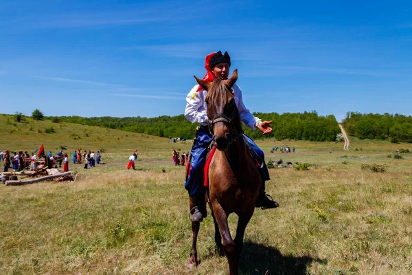 Ukrainische Kosaken auf einem Pferd während des Ethno-Rock-Festivals Kozak fest — Stockfoto