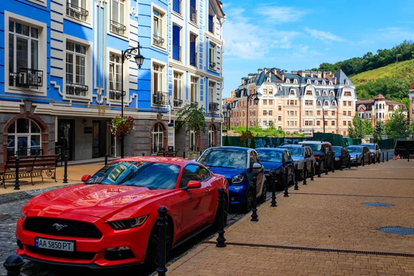 Moderna bilar parkerade på stadsgatan — Stockfoto