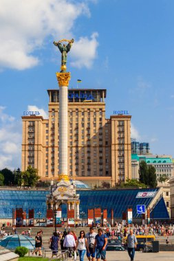 Ukrayna'nın başkenti Kiev'de yürüyen, fotoğraf çeken ve Bağımsızlık Meydanı'nda (Maidan Nezalezhnosti) dinlenen kimliği belirsiz kişiler