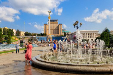 Ukrayna'nın başkenti Kiev'de yürüyen, fotoğraf çeken ve Bağımsızlık Meydanı'nda (Maidan Nezalezhnosti) dinlenen kimliği belirsiz kişiler