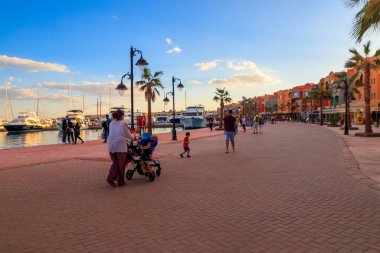 Hurghada New Marina bulvarı üzerinde yürüyen bilinmeyen insanlar