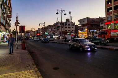 Gece Sheraton caddesinde trafik