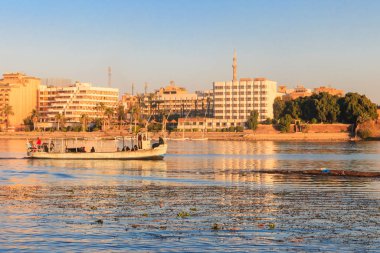 Luxor, Mısır'da Nil nehri üzerinde yelken Mısırlıtekne