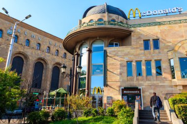 Tiflis'teki Shota Rustaveli caddesiüzerinde yer alan Mcdonald's fast food restoranının cephesi
