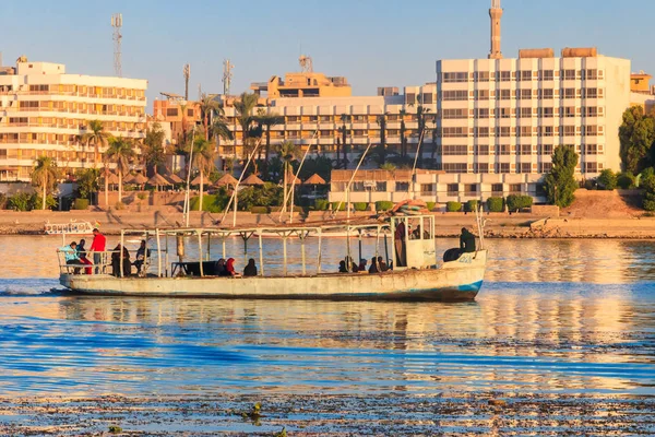 在埃及卢克索的尼罗河上与埃及人一起航行的船 — 图库照片