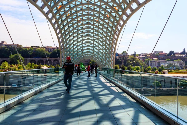 Tiflis Barış Köprüsü. Kura nehri üzerindeki yaya köprüsü