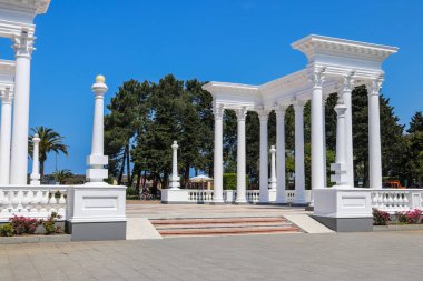 Batum Bulvarı girişinde beyaz zarif sütunlar